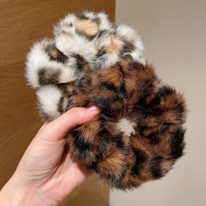 TEMU 여성용 플러시 스크런치 2개, 프린트 벨벳 헤어 액세서리, 다양한 장면 사용, 축제와 선물에 이상적