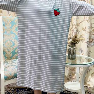 TEMU 여성 캐주얼 긴팔 잠옷 드레스 - 폴리에스터 블렌드, 크루 넥, 스커트, 풀오버 스타일, 봄과 가을을 위한 딸기 디테일이 들어간 편안한 홈 드레스