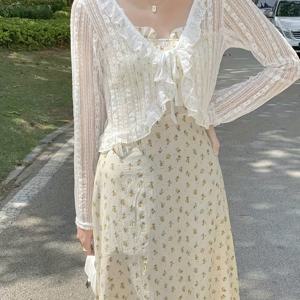 TEMU 레이스 숄과 캐미솔 드레스를 겹쳐 입은 여름 의상, 타이와 할로우 디자인의 스타일리시한 숏 카디건