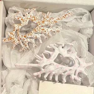 TEMU 세련된 조개껍데기 헤어 클립 2개 세트 - 스타일 디자인, 반짝이는 라인스톤이 장식된 레진 상어 모양 핀, 편안하고 해변 스타일의 헤어스타일에 이상적, 해안가 스타일 추가 | 시크한 헤어 장식 | 라인스톤 디테일