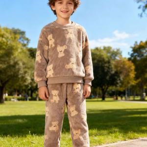 TEMU 귀여운 곰돌이 디자인의 남아용 투피스 세트입니다. 프린트 패턴이 돋보이는 스타일리시하고 패셔너블한 디자인입니다. 가을, 겨울철을 위한 두꺼운 플란넬 소재로 아이들을 따뜻하게 지켜줍니다. 일상복으로 활용하기 좋고 야외 활동에도 적합합니다.