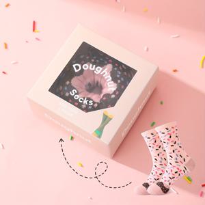 TEMU 2025년 가을/겨울 컬렉션을 위한 재미있는 선물 상자 도넛 양말 한 쌍입니다. 남녀 모두에게 적합합니다. 이 중간 길이 양말은 초콜릿 사탕 패턴과 기발한 음식 영감 디자인을 특징으로 합니다. 스타일리시하고 다채롭습니다.