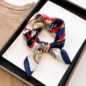 TEMU 100% 실크 20.87인치 정사각형 스카프, 넥커치프, 헤드스카프, 화이트, 블루, 레드 체인 및 배지 패턴, 스타일리시 빈티지, 사계절용 다용도, 남녀공용, 개인용 또는 할로윈, 크리스마스, 밸런타인데이, 어머니의 날, 새해 선물용으로 이상적|스카프