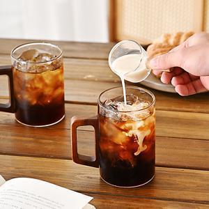 TEMU 2P 심플 디자인의 투명 유리 머그컵 우드 손잡이 구조로 잡기 편하며 차 라테 우유 등 다양한 음료에 적합한 형태로 집과 회사에서 사용하기 좋음