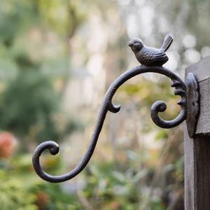 TEMU 1pc 빈티지 새 캐스트 아이언 후크, 바구니를 걸기 위한 장식 벽걸이 브래킷, 등불, 화분, 정리 수납을 위한 러스틱 금속 마감 처리된 정원 야외 식물 걸이, 화분, 정리 수납용품과 함께 사용할 수 있는 제품입니다.