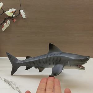 TEMU 11.42인치 솔리드 PVC 상어, 이빨 2개 포함, 타이거 상어, 흰 상어, 그리고 기타 해저 생물이 함께 모형, 조각상 또는 크리스마스, 할로윈 등 특별한 날의 장식 또는 생일 선물로 사용됩니다.
