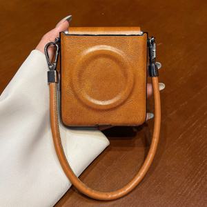 TEMU 삼성 갤럭시 Z 플립 7 / 플립 7FE / Z 플립 6 / Z 플립 5 / Z 플립 4용 내장형 자석 인조가죽 힌지 보호 휴대폰 케이스, 핸드 스트랩 포함, 사이드 버클 접이식 올인원 보호 커버|폰케이스|핸드폰스트랩