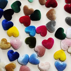 TEMU 50개/팩 벨벳 하트 버튼 패치 러브 하트 모양 귀걸이 헤드드레스 헤어핀 DIY 수제 액세서리 재료 휴대폰 케이스 장식 패치 장식 수제 액세서리 의류 액세서리 플러시 천 버튼 홈 장식 액세서리
