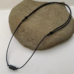TEMU 1개 남성용 조절 가능한 블랙 스톤 목걸이 - 보호 에센셜 오일 디퓨저 펜던트, 해변 및 캐주얼 착용을 위한 남성적인 꼰 끈, 천연 무코팅 스톤 주얼리