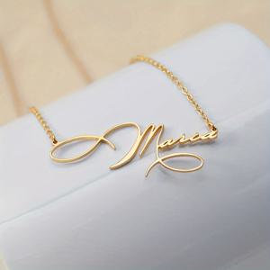 TEMU 고급스러운 손글씨 디자인의 아티스틱 폰트 스타일 맞춤 제작 골드 스테인리스 스틸 이름 목걸이. 여성용 맞춤 이름표 펜던트 목걸이로, 매력과 우아함을 연출하는 주얼리입니다.