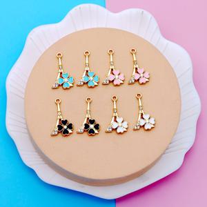 TEMU 밝은 금도금 에펠탑과 파란색, 검은색, 분홍색, 흰색의 4잎 클로버 참이 포함된 소규모 비즈니스 용품 8종 세트. 팔찌 및 귀걸이 제작에 적합하며, 주얼리 제작에 사용할 수 있습니다.