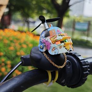 TEMU 쿨한 헬멧과 체인이 달린 덕 핸들바 액세서리, 짜낼 수 있는 블랙 덕 자전거 벨, PVC 구조, 스트리트 스포츠 에 적합 - 이상적인 선물
