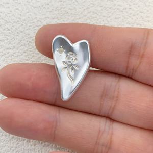 TEMU 5개의 고급스러운 장미 패턴 불규칙 하트 모양 메탈 버튼, 세탁 장식용으로 스타일리시하고 독특함, 셔츠, 데님 재킷, 드레스, 스웨터, 코트 및 트렌치 코트와 함께 입힐 수 있는 의류 추가에 적합|데님원피스