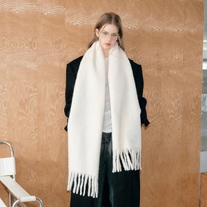 TEMU 1개 여성용 우아한 두꺼운 플리스 스카프 - 화이트 겨울용 따뜻한 숄 테슬 장식, 부드럽고 내구성 있는 폴리에스터 목도리, 추운 날씨, 크리스마스 & 새해 선물, 정장/캐주얼 스타일 (세련된 디자인)