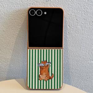 TEMU 오렌지 고양이와 물고기 스트라이프가 있는 갈색-회색 색상의 TPU 폰 케이스. 삼성 갤럭시 폴더블 폰에 적합합니다. 삼성 갤럭시 Z Flip 7/7SE/FE, Z Flip 6, Z Flip 5, Z Flip 4/Flip 3 5G 모델과 같은 모델에 적합합니다. 이 슬림 케이스는...