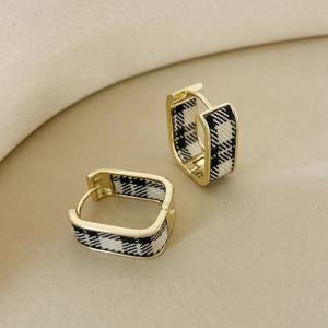 TEMU 그리드 패브릭 귀걸이. U자형 메탈 디자인, 흑백 체크무늬 패브릭 귀걸이, 세련되고 매력적인 여성용 주얼리, 정교한 크리스마스 선물