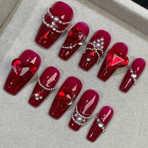 TEMU 신부를 위한 빨간색 네일 팁 10개 세트. 결혼식 및 새해 축하 행사에 완벽하며, 탈착식 디자인과 반짝이는 라인스톤이 특징입니다.