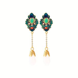 TEMU 중국 스타일 에나멜 옥감 귀걸이 한 쌍, 동양의 우아함을 담아 정교하게 제작. 에나멜 꽃잎과 녹색 스톤, 모조 백옥 펜던트가 조화를 이루며 우아함과 세련미를 뽐내는 패셔너블한