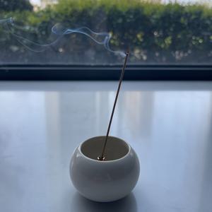 TEMU 현대적인 화이트 광택 유약과 블랙 내부가 있는 세라믹 향로 - 우아한 디자인, 안정적인 둥근 베이스와 매끄러운 구형 상단으로 균일한 열 분배 - 콘, 스틱, 레진 호환 - 홈 데코 & 명상 공간 - 내구성 있는 세라믹 구조 - 장식적이고 기능성 향로, 중국식 향로, 전기 향로, 향로 코일 홀더, 롱 넥 향로, 대형 향로