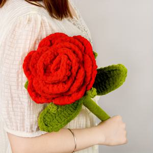 TEMU 1개 수제 코바늘 뜨개질 장미 부케 | 크리스마스, 발렌타인데이, 결혼식, 졸업, 생일 선물용 녹색 잎이 달린 폴리에스터 코바늘 뜨개질 꽃 | 홈 데코 & 파티 장식 공예