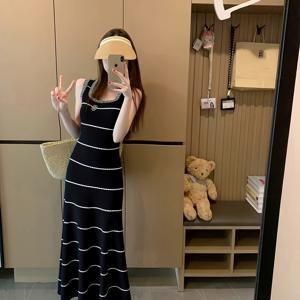 TEMU 여성 민소매 바디콘 맥시 드레스 - 블랙 & 화이트 , 포멀부터 캐주얼까지, 올 시즌 엘레강스 파티 웨딩 데일리 드레스, 사계절 착용 가능한 비침 방지 원단, 웨딩 드레스, 다용도 패션, 세련된 스타일