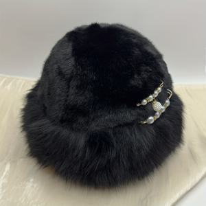 TEMU 금색 브로치 장식, 우아한 진주 장식과 반짝이는 라인스톤이 특징인 단색 소프트 플러시 푹신한 낚시 모자. 빈티지 디테일과 정교한 장인 정신이 돋보이는 이 모자는 가을, 겨울철의 패션 다재다능성을 완벽하게 구현합니다.|벙거지모자