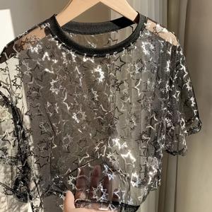 TEMU 여성용 스타일리시 티셔츠, 우아한 반짝이는 은색 별 장식, 나이트클럽, 뮤직 페스티벌, 트렌디한 외출에 완벽한 루즈핏 반팔 메쉬 탑. 데이트 또는 캐주얼 웨어에 이상적인 스위트하고 쿨한 룩을 연출합니다.