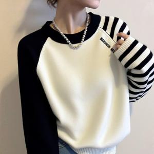 TEMU 블랙 앤 화이트 대비 스웨터 여성용 겨울 코치 웨어 무드 유니크함과 우아함 결합한 나이 감추는 탑 모던한 디자인으로 완성하는 일상 오피스룩 필수 아이템 클래식한 무드 속의 세련된 포인트
