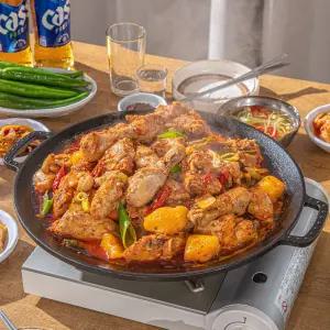 물만 넣고 끓이기만 하면 완성되는 완제품 대용량 솥뚜껑 닭볶음탕