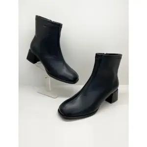 [갤러리아] 고세 여성 데일리 페미닌 세미 스퀘어 스판 가죽 앵클부츠 OZA5F058 블랙 5cm