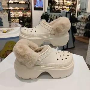 CROCS HC14 크록스 스톰프 라인드 털샌들 스투코 208546-160