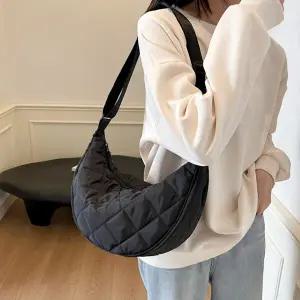 [티디마켓] 반달 패딩 크로스백