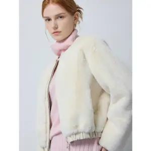 씨씨콜렉트 [CC콜렉트] 페이크퍼 블루종 자켓 IVC244PSJ163