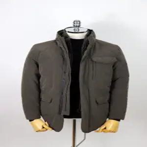 [브렌우드]레이어드 플라켓 덕다운 남성 점퍼 카키