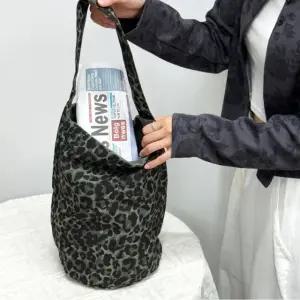 호피 원통 숄더백 레오파드 가방 그린 (WFK43DR)