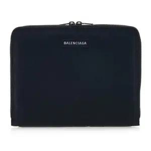 [FW22] 로고 패치 클러치백 704565 2HM3T 10001