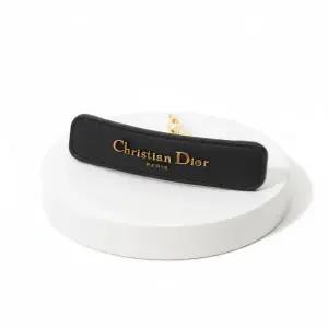 [디올]25FW D-Journey 헤어핀 CPA00189ELEA 900 820633