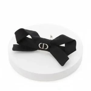 [디올]25FW issimo 헤어핀 CPA00186EGGR 900 820645