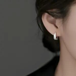 여자 엘리건트 볼드 펄 마블 포인트 후프 귀걸이