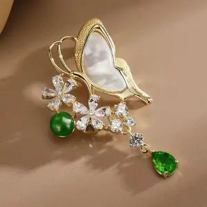 [하프클럽/]호접 백자개 담수진주 나비 브로치 AAA지르코니아 그린