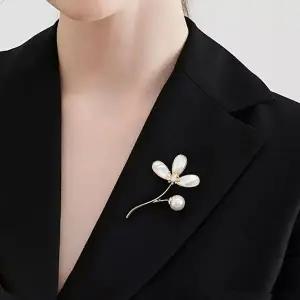 [하프클럽/]행운의 세잎 꽃잎 백자개 클로버 큐빅 진주 브로치