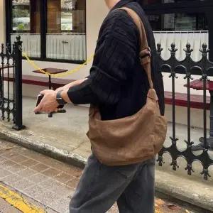 남자 반달 크로스백 숄더백 스웨이드 캐쥬얼백