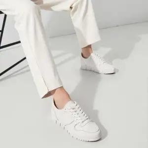 남자 깔끔한 화이트 기본 스니커즈