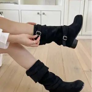 겨울 데이트 미들 스웨이드 버클 벨트 롱 부츠 코디 (WFKBWAK)