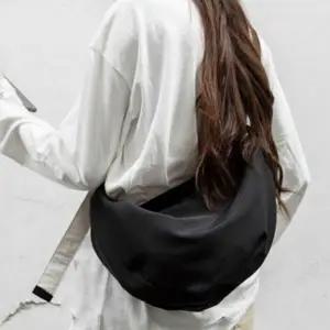 [하프클럽/]남자 인기 여자 반달 스타일 감성 가방 하프문 크로스