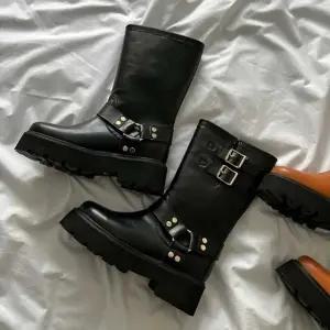 검정 미들 부츠 버클 벨트 여성 통굽 워커 캐주얼 (WFKBWDE)