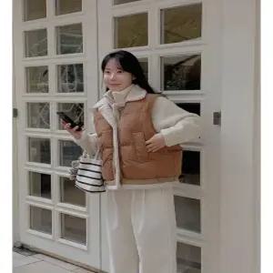 카멜 덤블 무스탕 배색 패딩 조끼 (one color)