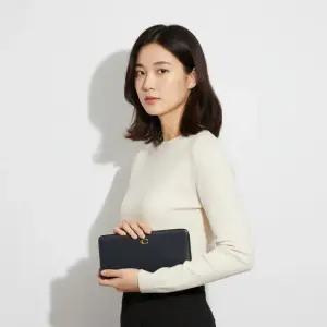 FW25 여성 에센셜 스키니 장지갑 CZ096 B4BK