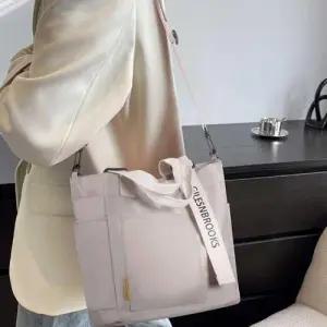 심플 레터링 토트 손잡이 오픈형 멀티 포켓 크로스백 WEC7682