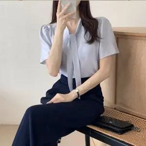 여성 라벤더 블라우스 리본 반팔 오피스룩